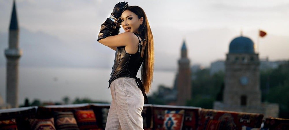 Aşkın Derya, Türk müziğinde arabesk, pop ve Fantazi müzik starı