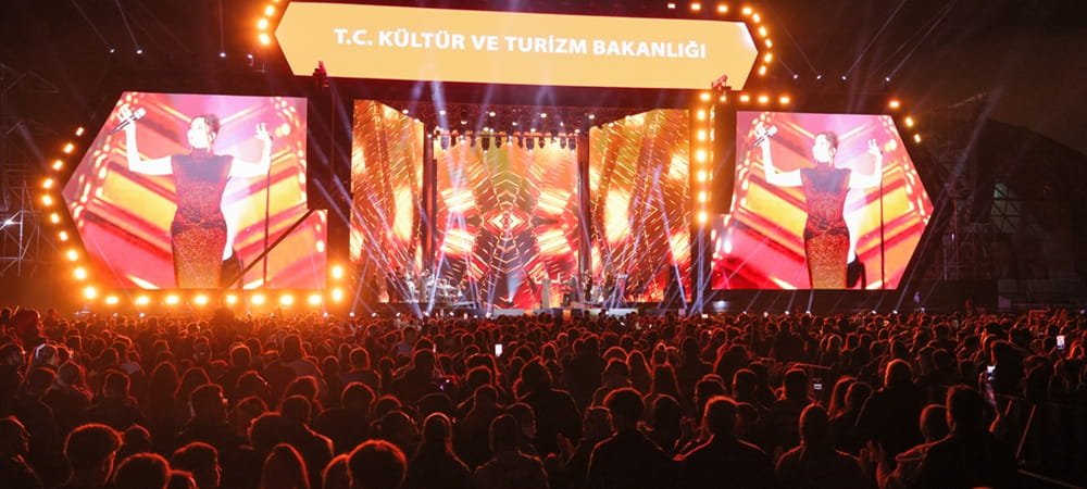 BİNLERCE İNSANDAN EBRU YAŞAR ÇIĞLIKLARI!