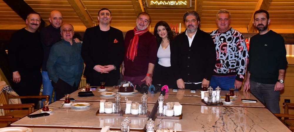 ESRA ÖZTÜRK'TEN SANAT VE DOSTLUKLA ÖRÜLÜ ÖZEL BULUŞMA